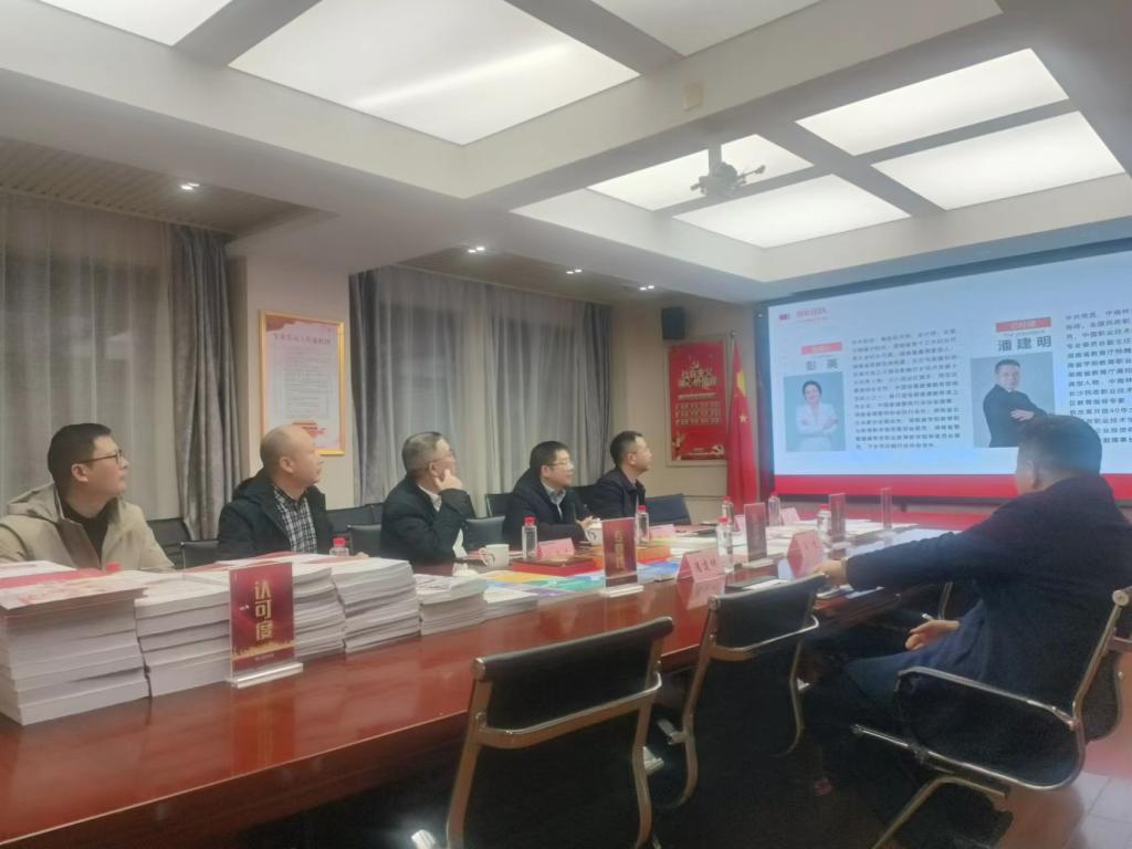 刘龙昌一行听取公司汇报