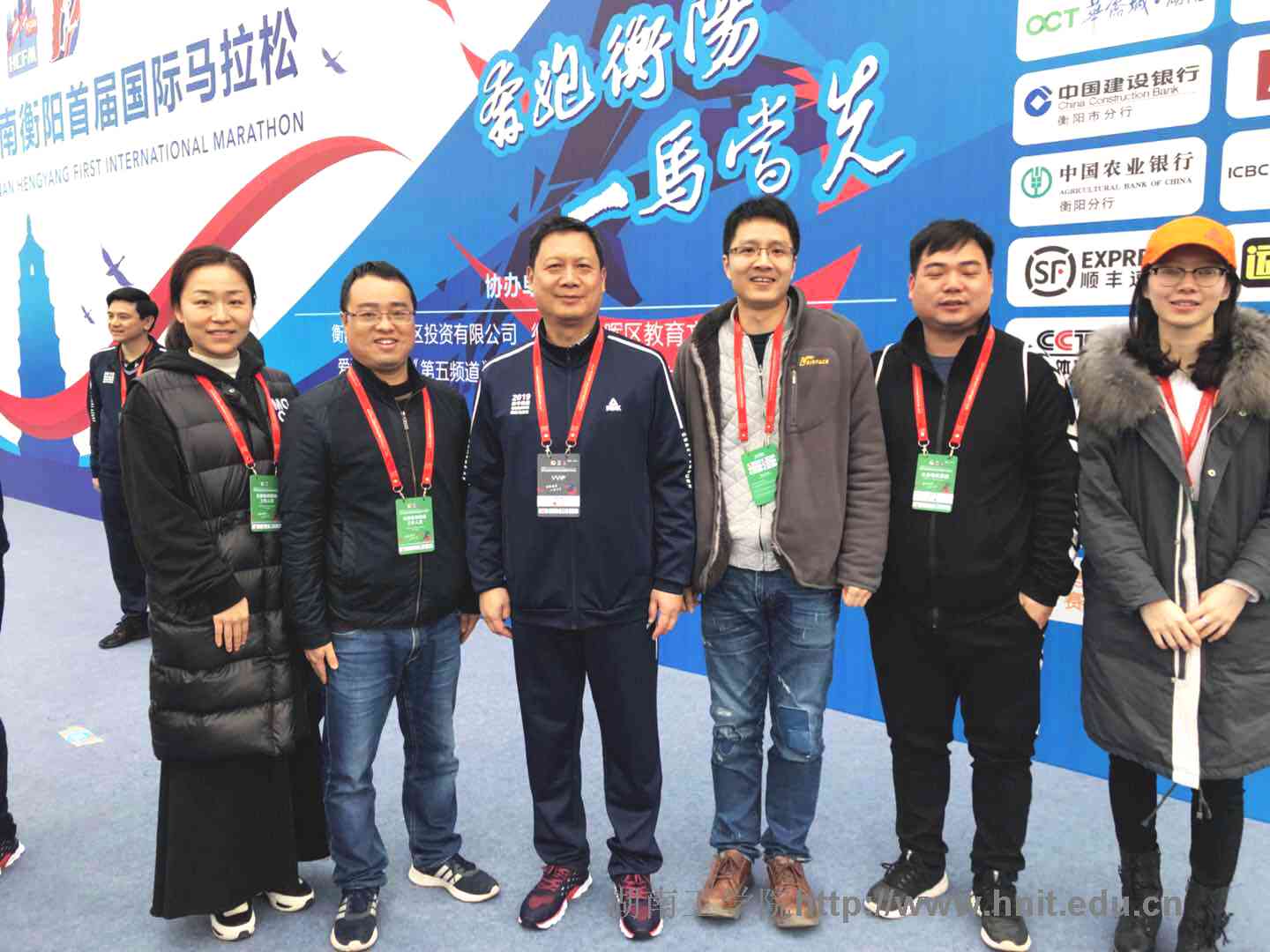 青春助“衡马” 开元官网2000名志愿者服务衡阳首届国际马拉松赛